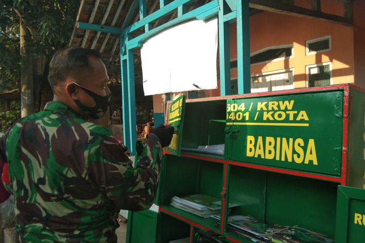 Sertu Tarmudji, Babinsa Desa Majalaya, Kecamatan Majalaya, Kabupaten Karawang dengan perpustakaan kelilingnya, Selasa (30/6/2020).