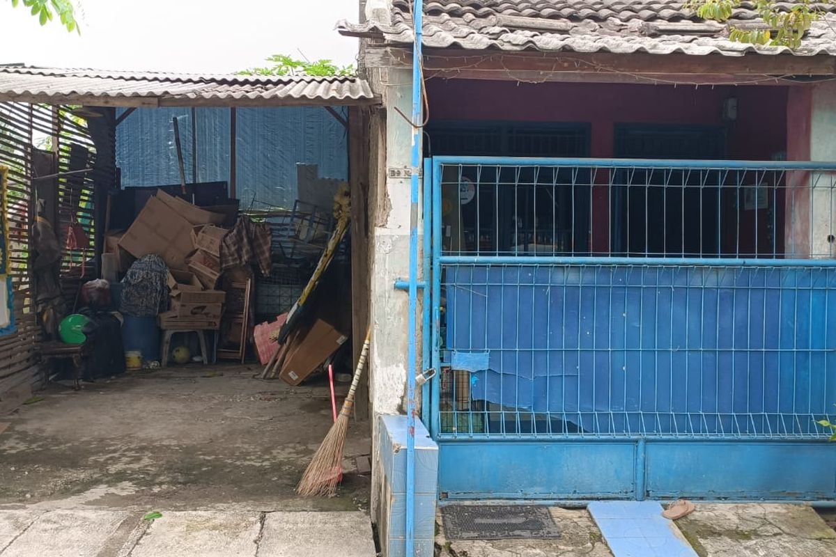 Kondisi kediaman rumah Sony Rizal Taihitu di Perumahan Mekarsari Permai 2, Tambun Selatan, Kabupaten Bekasi, Rabu (8/2/2023). Terlihat, rumah dari sopir taksi online yang diduga dibunuh oleh anggota Densus 88 itu sepi dari aktivitas.