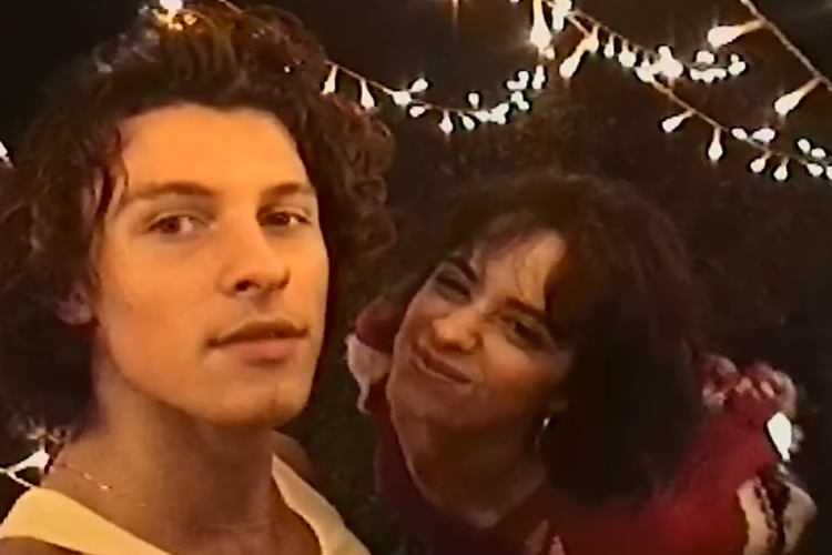Shawn Mendes dan Camila Cabello dalam video klip lagu The Christmas Song