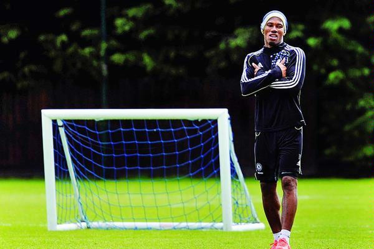 Striker Chelsea, Didier Drogba, berusaha untuk tetap hangat dalam sesi latihan di pusat pelatihan Cobham, Selasa (15/5).  Chelsea akan bertemu Bayern Muenchen di final Liga  Champions di Muenchen, Sabtu (19/5).