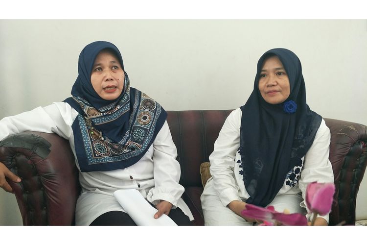 Wakil Kepala Sekolah Bidang Humas, Irna Tiqoh (kanan) dan Tri Wahyuni, Staff Humas SMAN 12 (kiri) di SMAN 12, Selasa (12/2/2020).