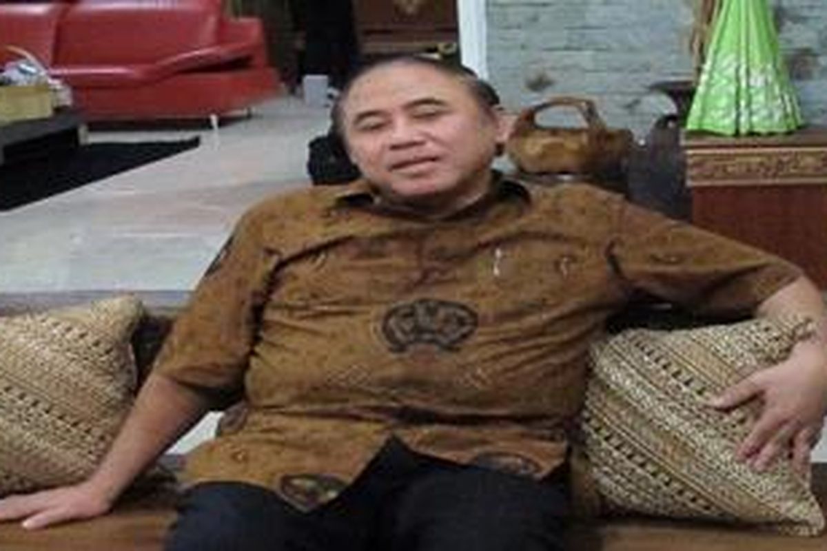 Wakil Gubernur DKI Jakarta, Prijanto, mundur dari jabatannya. Ia menyampaikan hal itu kepada wartawan, Minggu (25/12/2011). Tampak  Prijanto bersama wartawan di rumahnya di Jalan Otista 3, Kebon Nanas, Kompleks III, Jakarta Timur.