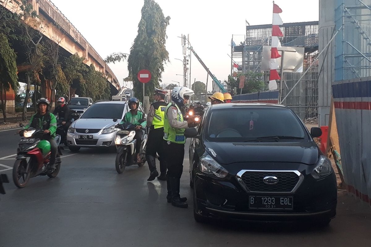 Suasana penindakan pelanggar ganjil genap di Jalan DI Panjaitan, Jakarta Timur, Selasa (10/9/2019) sore.
