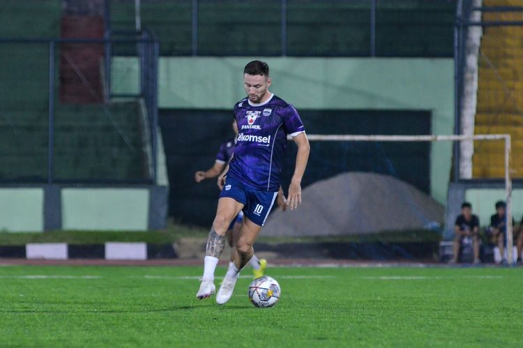 Marc Klok gelandang Timnas Indonesia sudah kembali ke palatihan klub Persib Bandung pada Jumat (13/1/2023) malam di Stadion Siliwangi Bandung.