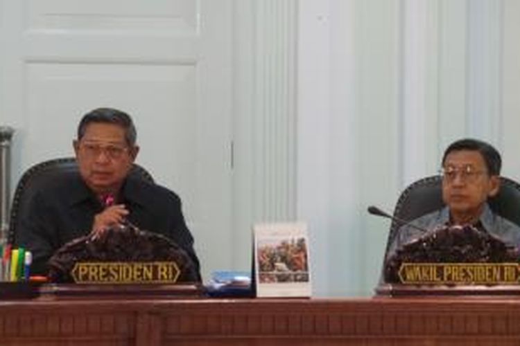 Presiden Susilo Bambang Yudhoyono memimpin rapat terbatas membahas masalah pembangunan Bandara Ahmad Yani dan krisis listrik di Sumatera Utara di kantor Kepresidenan, Rabu (2/4/2014).