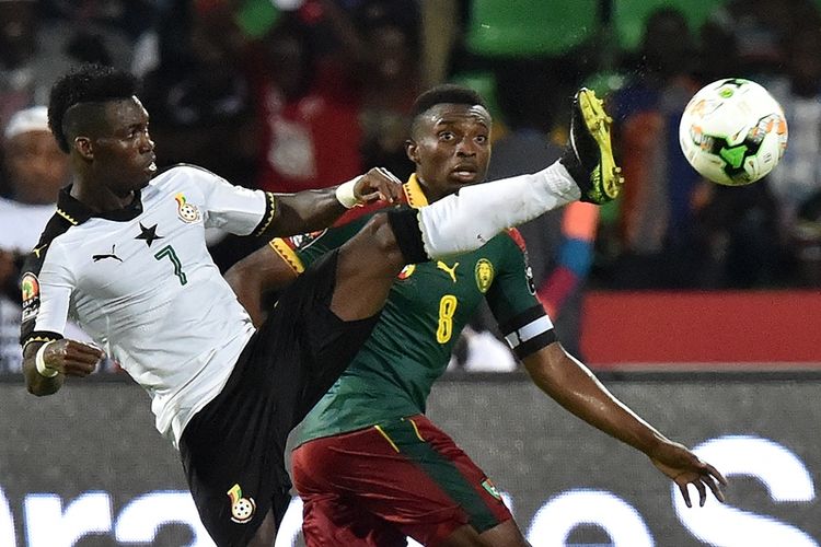 Cameroons forward Benjamin Moukandjo (R) challenges Ghanas midfielder Christian Atsu during the 2017 Africa Cup of Nations semi-final football match between Cameroon and Ghana in Franceville on February 2, 2017.
