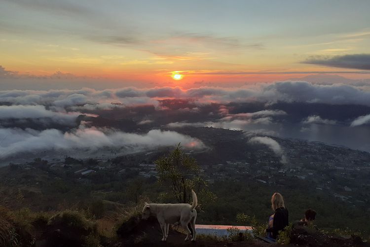 Gunung Batur, salah satu tempat melihat sunrise di Bali.