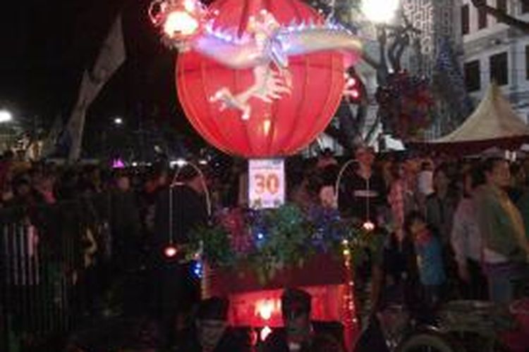 Ribuan warga Kota Malang, Jawa Timur, Senin (16/7/2013) menyaksikan Malang Festival 2013. Pawai tersebut wajib dihiasi lampion.