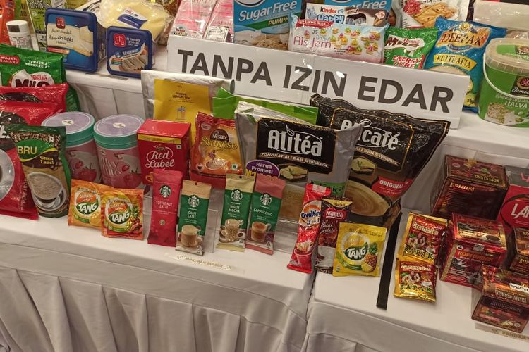 Produk makanan dan minuman (pangan) yang tidak memenuhi ketentuan (TMK), yaitu produk kadaluarsa, tanpa izin edar (TIE), dan produk pangan rusak yang disita Badan Pengawas Obat dan Makanan (BPOM) disusun secara rapi di Kantor BPOM, Jakarta Pusat, Senin (26/12/2022). Tindakan ini dilakukan dalam rangka pengawasan rutin menjelang Natal dan tahun baru. 