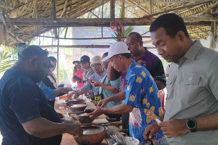 Para Forkopimda, saat serius menikmati papeda yang disajikan dalam gerabah disela-sela pelaksanaan Festival Helay Mbay Hote Mbay yang berlangsung di Kampung Abar, Distrik Ebungfau, Kabupaten Jayapura, Papua, Kamis (28/9/2023).