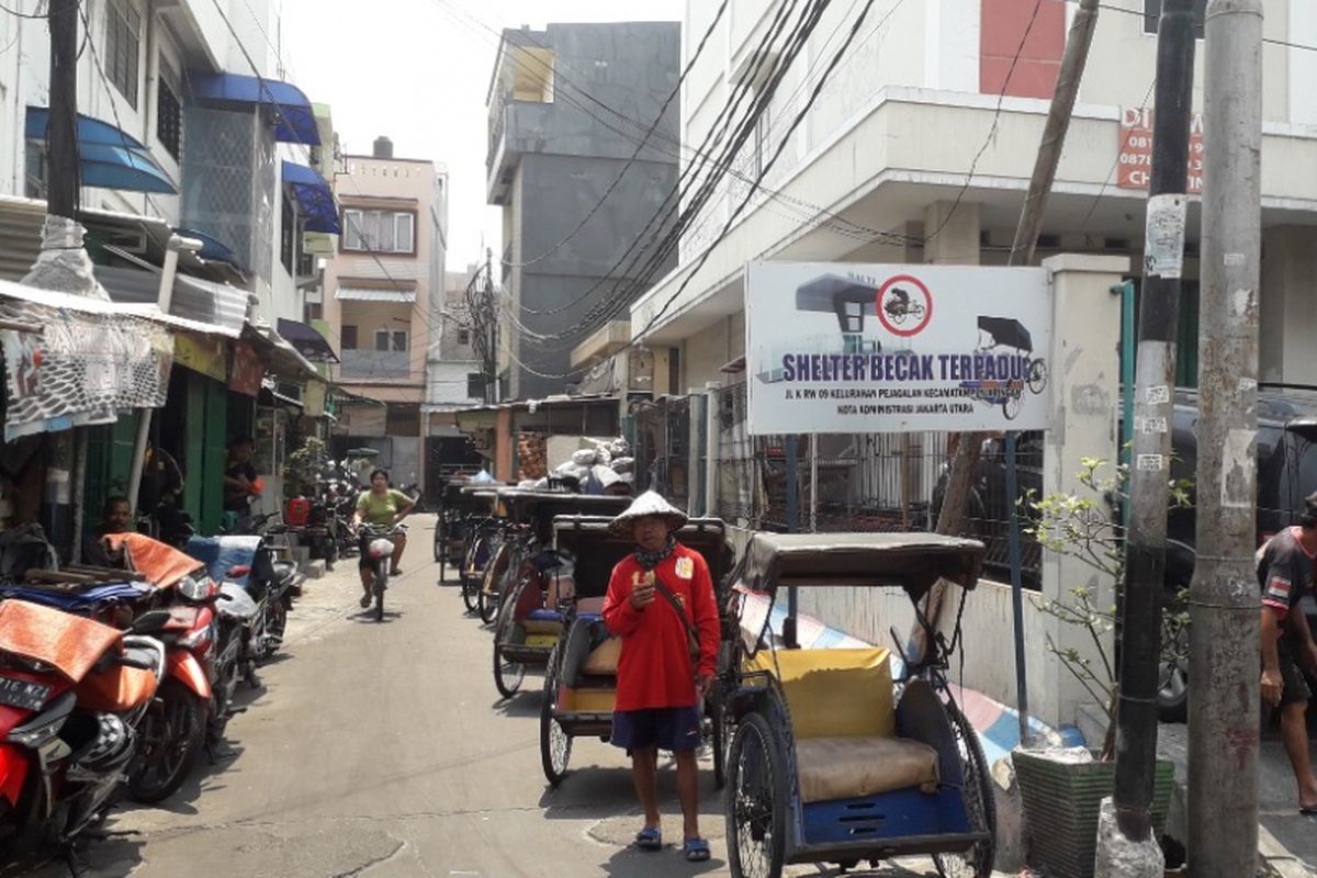 Selter becak di Jalan K dekat Pasar Teluk Gong, Jakarta Utara, Senin (8/10/2018).