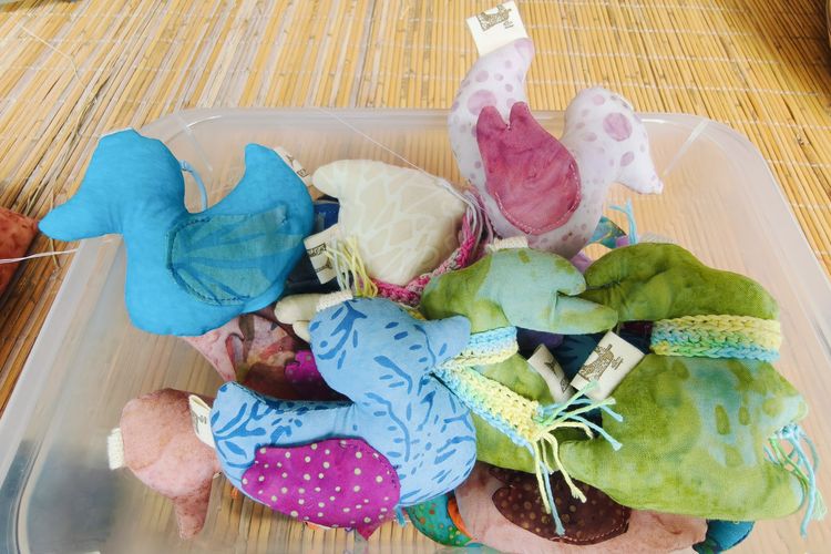 Gantungan kunci salah satu karya Eka Setyowati, seorang ibu asal Surabaya yang memiliki hobi menjahit dari sekadar pesanan kecil melahirkan Decak Handmades, sebuah usaha home decor berbahan tekstil dengan sentuhan khas Nusantara berhasil meraih panggung internasional.