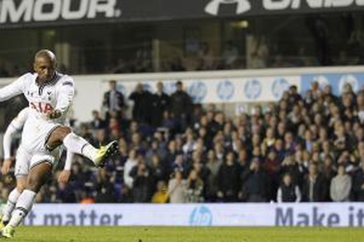 Striker Tottenham Hotspur Jermain Defoe mencetak gol dari titik penalti ke gawang Sheriff pada penyisihan Grup K Liga Europa di White Hart Lane, Kamis (7/11/2013).