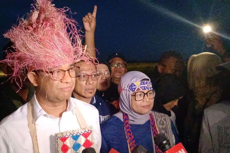 Calon presiden nomor urut 1, Anies Baswedan bersama istrinya, Fery Farhati saat tiba di Kota Sorong, Papua Barat Daya, Senin (15/1/2024) malam.