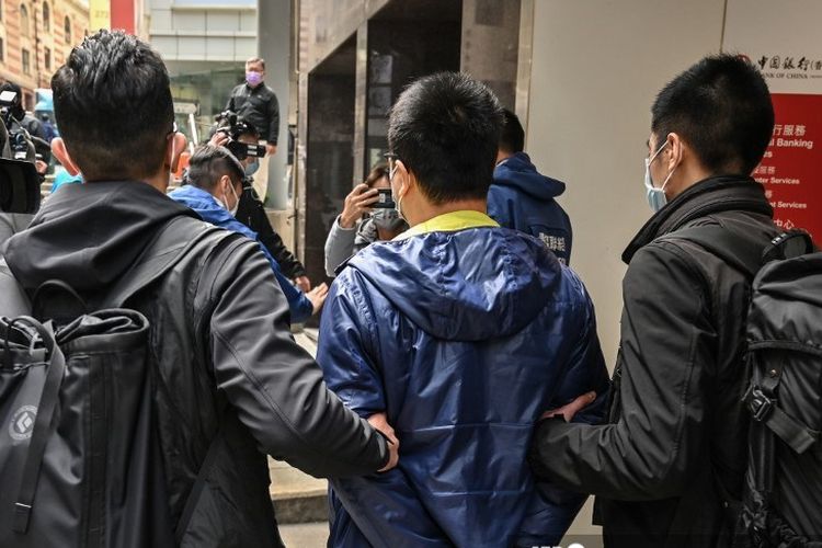 Ben Chung (kedua dari kanan) dari kelompok politik pro-demokrasi ditangkap oleh polisi di distrik Central setelah sebanyak 50 tokoh oposisi Hong Kong ditangkap di Hong Kong pada 6 Januari 2021.