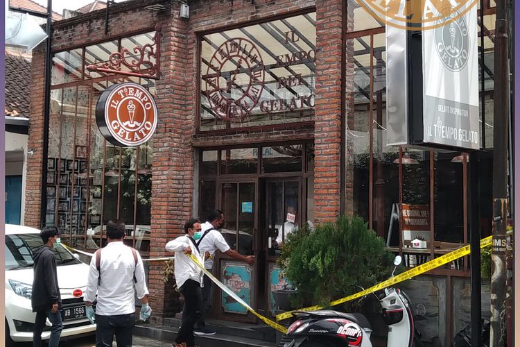 Proses pemasangan garis polisi di salah satu outlet Tempo Gelato