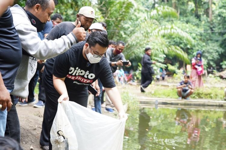 Bupati Kediri Hanindhito Himawan Pramana saat berada di salah satu obyek wisata di Kabupaten Kediri. 