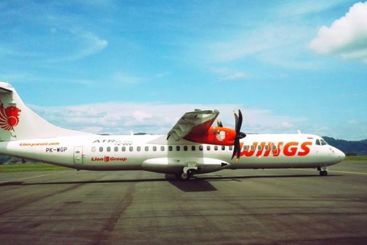 Pesawat Wings Air jenis ATR 72 beberapa saat setelah mendarat di Bandar Udara Rembele Takengon, Bener Meriah, Aceh. Pesawat milik paskapai penerbangan Lion Grup tersebut sedang melakukan Proving Flight atau uji terbang di Bandara kebanggan masyarakat Gayo tersebut, Jumat (22/7/2016).