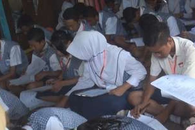 Siswa SMP Neger 3 Pemulutan harus melaksanakan ujian di rumah warga akibat sekolah mereka terendam banjir