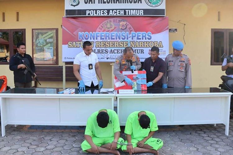 Kapolres AKBP Andy Rahmansyah saat memperlihatkan pelaku dan barang bukti sabu-sabu di Mapolres Aceh Timur. 