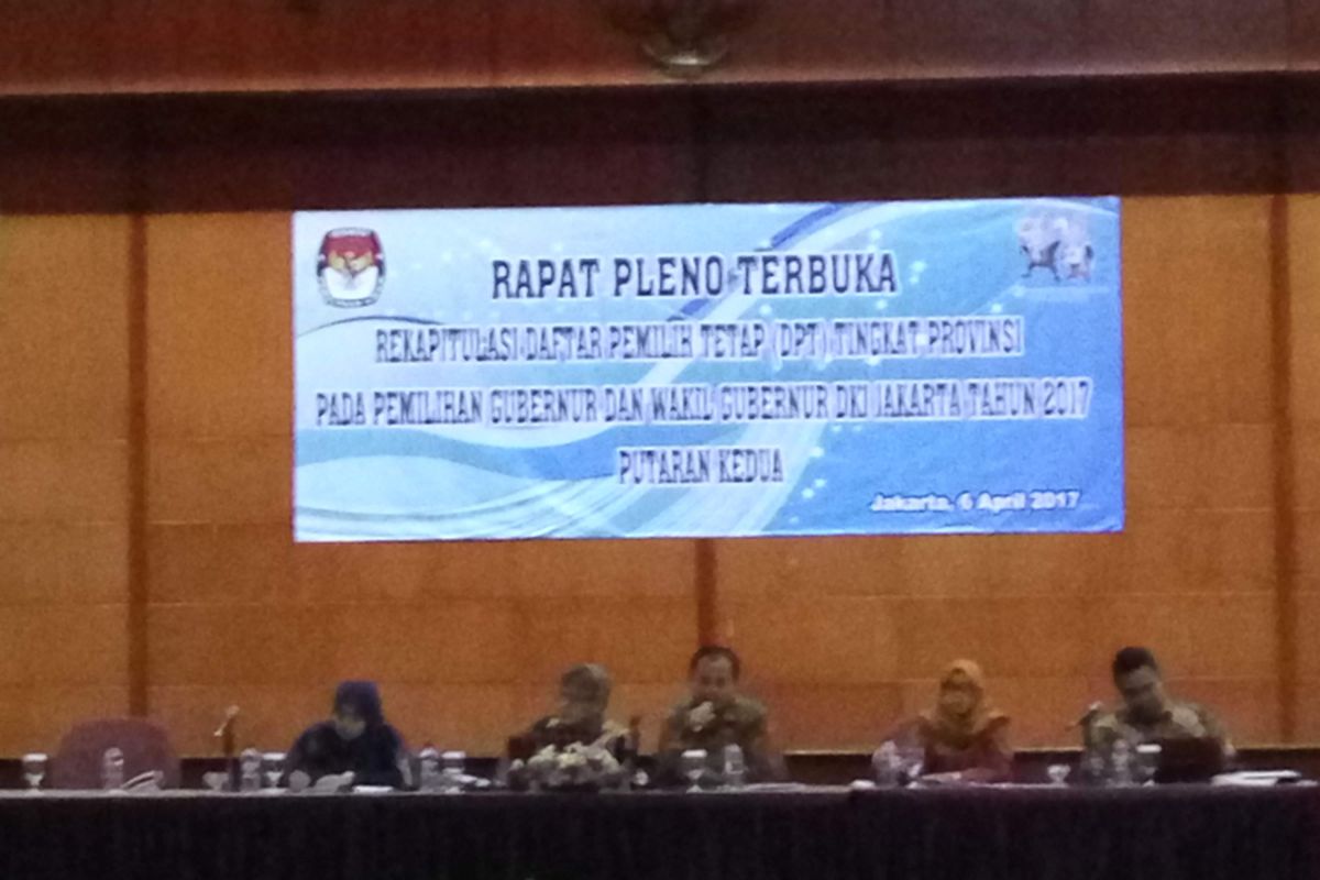 Rapat pleno rekapitulasi daftar pemilih tetap Pilkada DKI Jakarta putaran kedua di Hotel Bidakara, Jakarta Selatan, Kamis (6/4/2017).