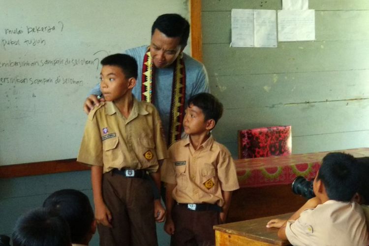 Menteri Pemuda dan Olahraga Im Nahrawi berbincang-bincang dengan para siswa Sekolah Dasar Negeri Pasar Pulau Pisang, Kabupaten Pesisir Barat, Lampung, Sabtu (14/4/2018).