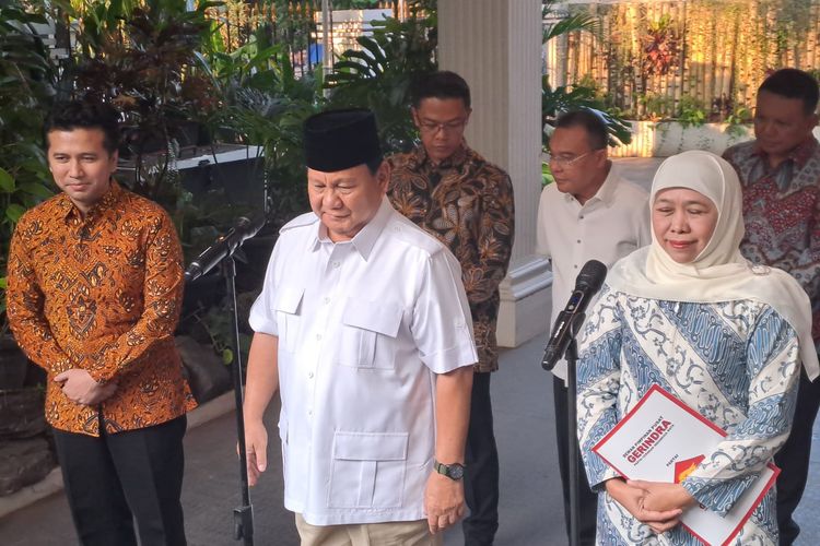Prabowo Subianto resmi mengusung Khofifah-Emil Dardak maju Pilkada Jatim, di kediamannya, Jalan Kertanegara, Jakarta Selatan, Jumat (7/6/2024). 