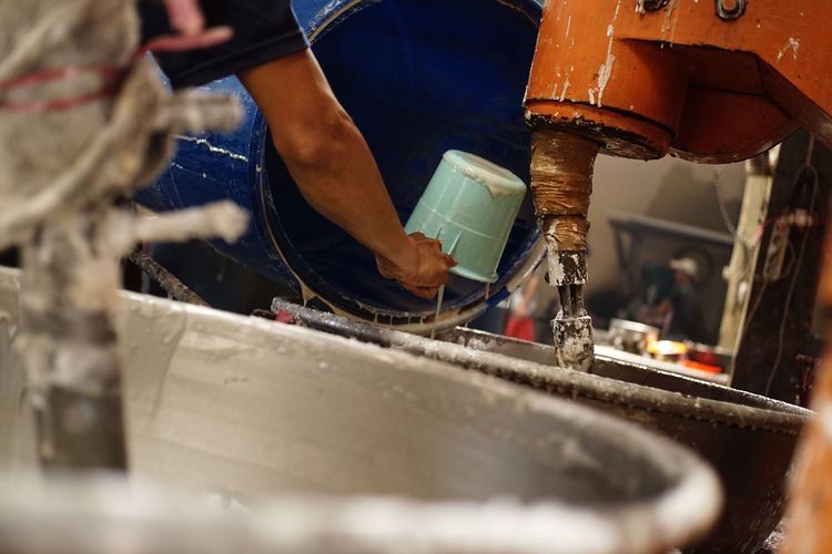 A number of workers mix basket cake dough at the Dodol and Ny Cake production house. Lauw (LKW), in Tangerang, Banten, Friday (17/1/2025).