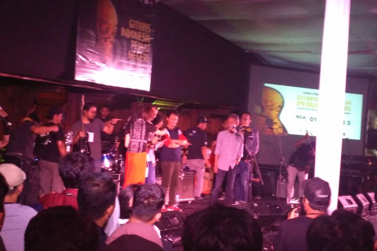 Grup gitar ZAD dan sastrawan Joko Pinurbo tampil di konser Gitaris Indonesia Peduli Negeri: Musik dan Syair Solidaritas, di Bentara Budaya Jakarta, Palmerah Selatan, Jakarta Pusat, Kamis (11/10/2018).