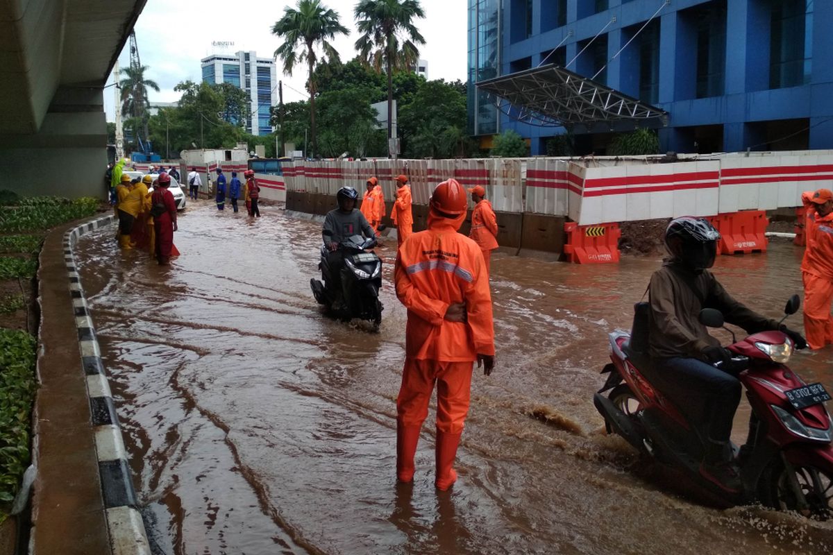 Genangan air di bawah flyover Pancoran akibat Hujan Deras dan Pembangunan Jalur LRT, Pancoran, Jakarta Selatan pada Jumat (25/1/2019) siang