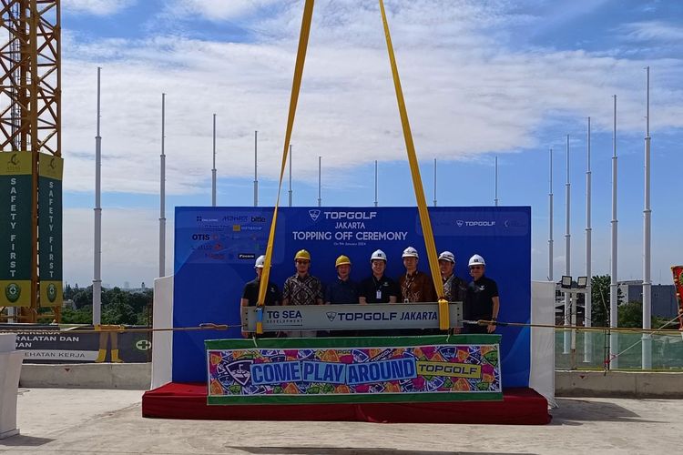 Acara topping off atau penempatan balok tertinggi di konstruksi bangunan Topgolf Jakarta di bilangan Cilandak, Jakarta Selatan, pada Selasa (9/1/2024) siang WIB.