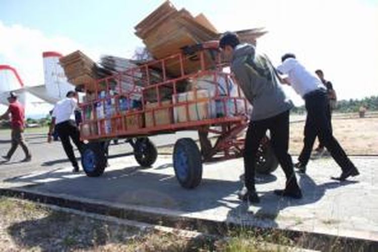 Petugas mengirimkan logistik Pilkada 2015 ke wilayah perbatasan Kecamatan Krayan Induk dan Krayan Selatan melalui Bandara Nunukan, Rabu (2/12/2015). Logistik sebanyak lebih dari satu ton tersebut dikirimkan menggunakan pesawat sky truck milik Polda Kalimantan Timur