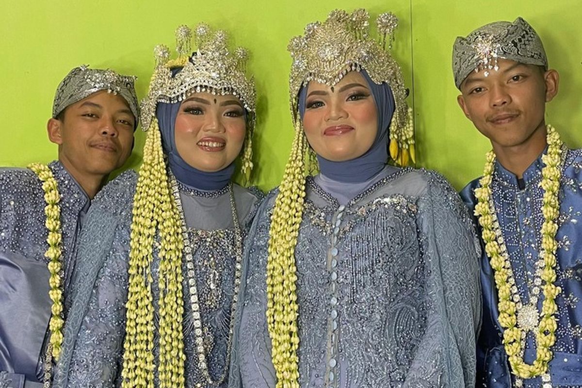 Kedua pasangan pengantin kembar asal Kabupaten Bandung, Jawa Barat, Sona Kurniawan (24) dan Deva Fauziah (23), serta pasangan Soni Kurniadi (24) dan Devi Fauziany (23) saat ditemui dikediamannya, Kamis (1/2/2024)