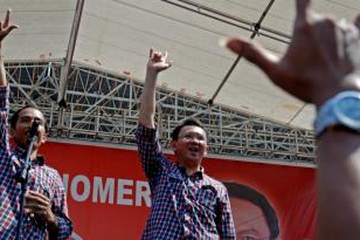 Joko Widodo (kiri) dan Basuki Tjahaja Purnama (kanan) saat kampanye terbuka di Parkir Timur Senayan, Jakarta, Minggu (1/7/2012) menjadi calon gubernur dan wakil gubernur DKI Jakarta.