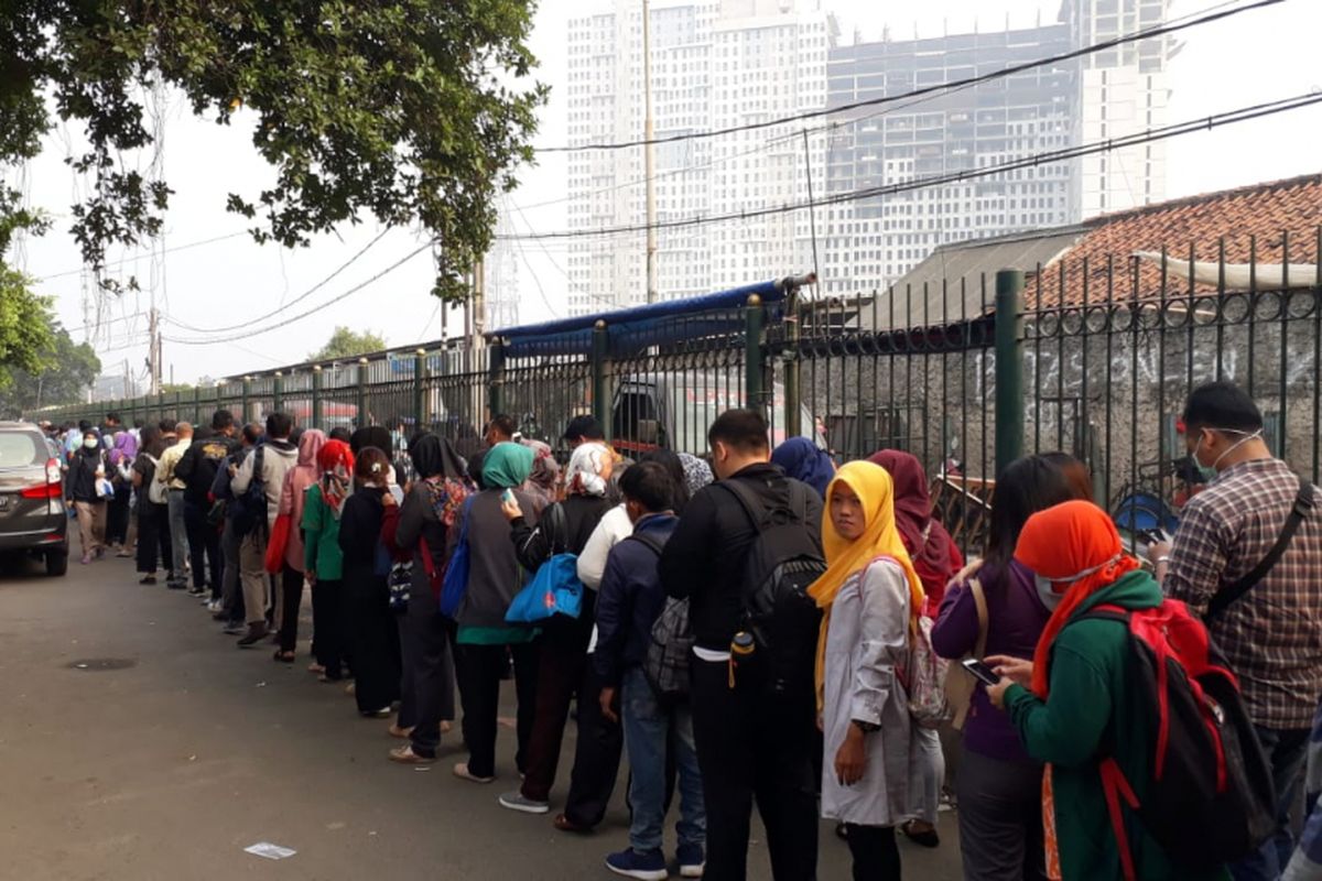 Antrean panjang di Stasiun Bekasi, Senin (23/7/2018).