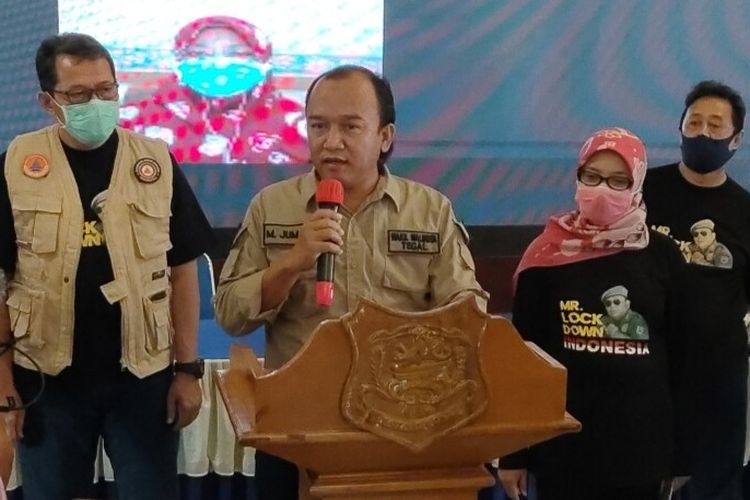 Wakil Wali Kota Tegal M. Jumadi didampingi jajarannya saat mengumunkan lonjakan kasus Covid-19, di Balai Kota Tegal, Jumat (7/8/2020)