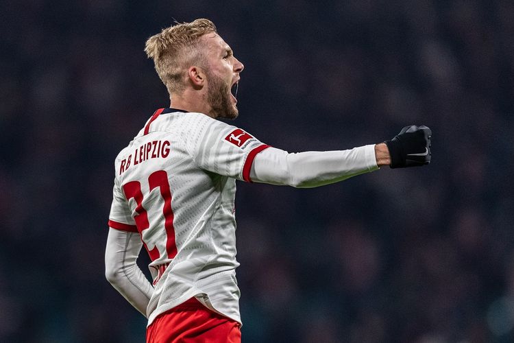 Pemain tengah RB Leipzig, Konrad Laimer selebrasi setelah mencetak gol