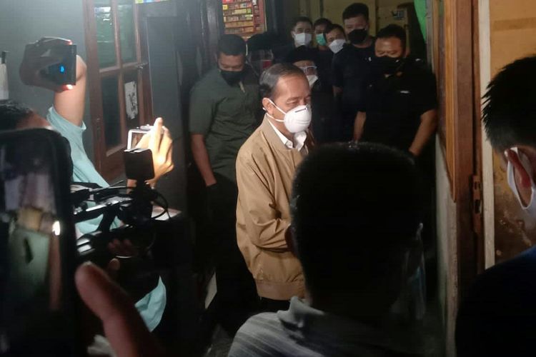 Presiden Joko Widodo bagikan obat dan sembako langsung ke rumah warga di RT 014 RW 007 Sunter Agung, Tanjung Priok, Jakarta Utara pada Kamis (15/7/2021) malam.