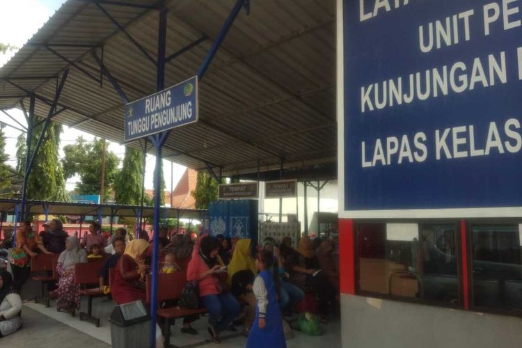 Suasana di ruang tunggu Lapas Kelas IIB Mojokerto, Jawa Timur, Senin (13/1/2020)