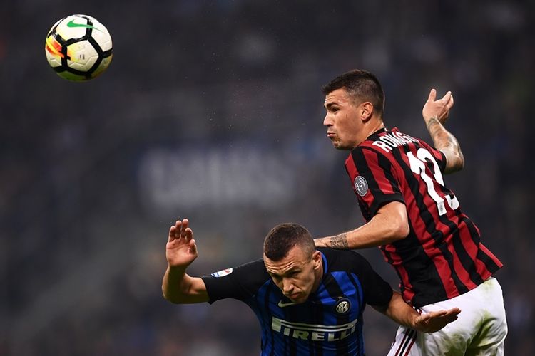 Striker Inter Milan, Ivan Perisic (kiri), berebut bola dengan bek AC Milan, Alessio Romagnoli, dalam pertandingan Serie A di Stadion San Siro, 15 Oktober 2017.