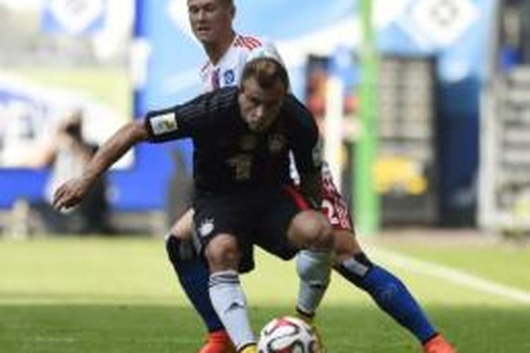 Gelandang Bayern Muenchen, Xherdan Shaqiri (depan), berebut bola dengan pemain Hamburg, Matthias Ostrzolek (belakang), dalam laga Bundesliga di Imtech Arena, Hamburg, Sabtu (20/9/2014).