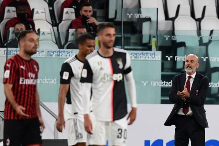 Stefano Pioli memberikan instruksi kepada para pemainnya dalam laga Juventus vs AC Milan pada leg kedua semifinal Coppa Italia yang digelar di Stadion Allianz, Sabtu (13/6/2020).