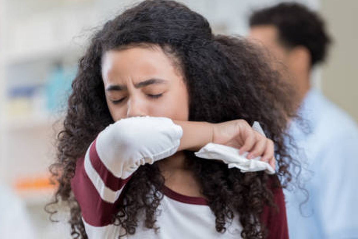 Penularan pneumonia dapat dicegah dengan empat langkah, salah satunya adalah menutup mulut dan hidung saat bersin atau batuk. 