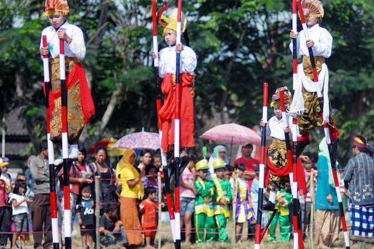 Festival Engrang di Kampung Wisata Belajar Tanoker, Desa Ledokombo, Jember. 