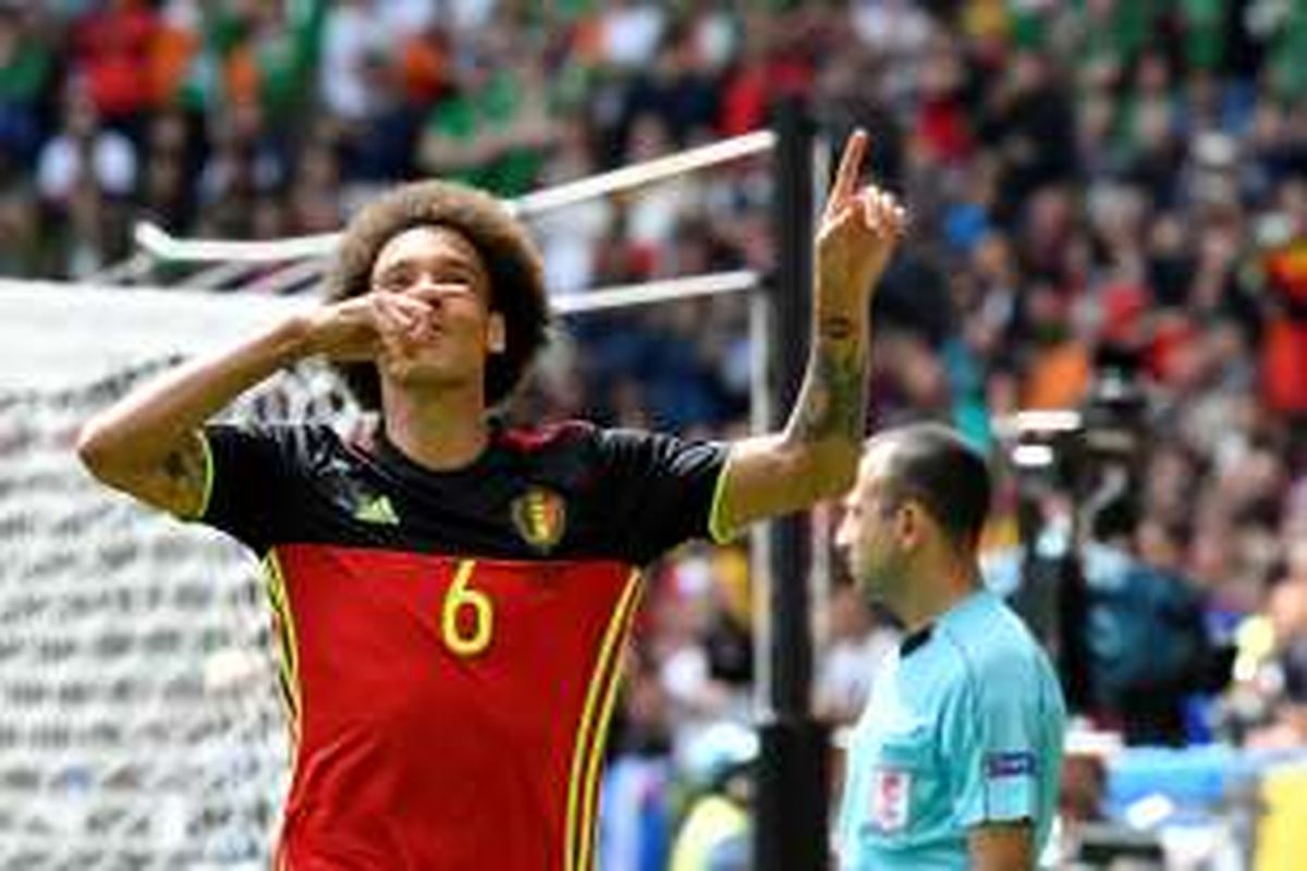 Gelandang Belgia, Axel Witsel, merayakan golnya ke gawang Republik Irlandia pada partai Piala Eropa Grup E di Stadion Stade de Bordeaux, Sabtu (18/6/2016).