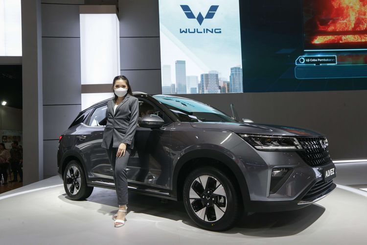 Wuling Alvez dipamerkan di ajang Indonesia International Motor Show (IIMS) 2023 di JIExpo, Kemayoran, Jakarta Pusat, Kamis (16/2/2023). Alvez punya tiga tipe, yaitu SE seharga Rp 209 juta, tipe CE seharga Rp 255 juta, dan tipe EX seharga Rp 295 juta.