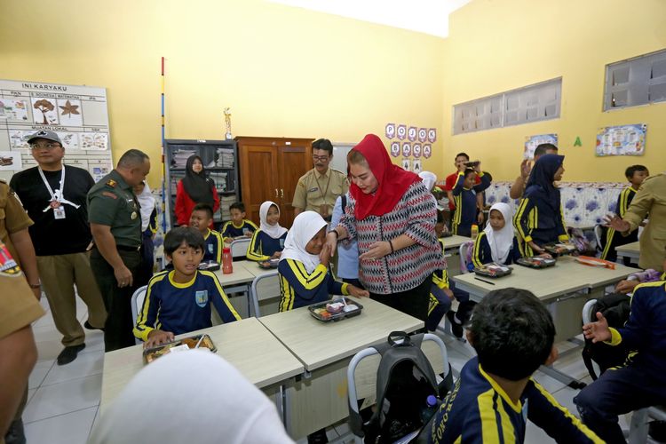 Mbak Ita terlihat menghadiri simulasi program makan siang bergizi di SDN 02 Gisikdrono, Semarang Barat, Senin (7/10/2024). 