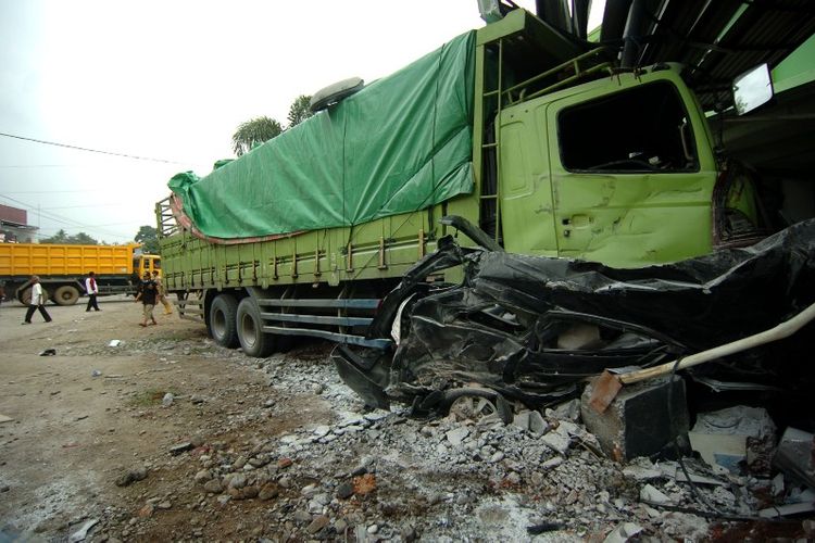 Sejumlah warga memerhatikan mobil yang hancur ditabrak truk usai kecelakaan beruntun di jalur tengah Tegal-Purwokerto, Bumiayu, Brebes, Jawa Tengah, Senin (10/12/2018). Truk pengangkut beras yang diduga mengalami rem blong tersebut menabrak 14 mobil, 19 motor dan bangunan rumah sakit tersebut mengakibatkan empat orang meninggal dan sejumlah warga luka-luka. 