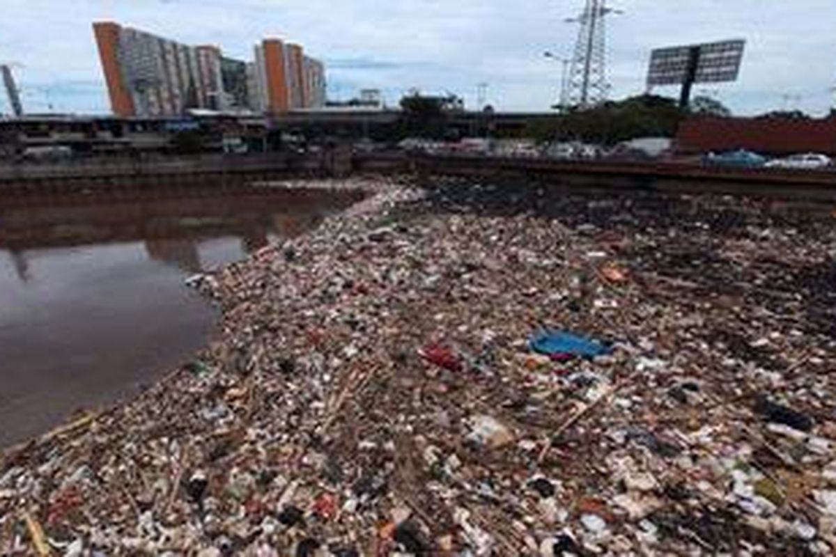 Aneka sampah menumpuk di Kanal Barat di Kawasan Latumenten, Jakarta Barat,  karena terhambat jembatan,  Rabu (5/12/2012). Jika tidak segera ditangani, sampah-sampah tersebut berpotensi menghambat aliran air di kanal pengendali banjir itu.
