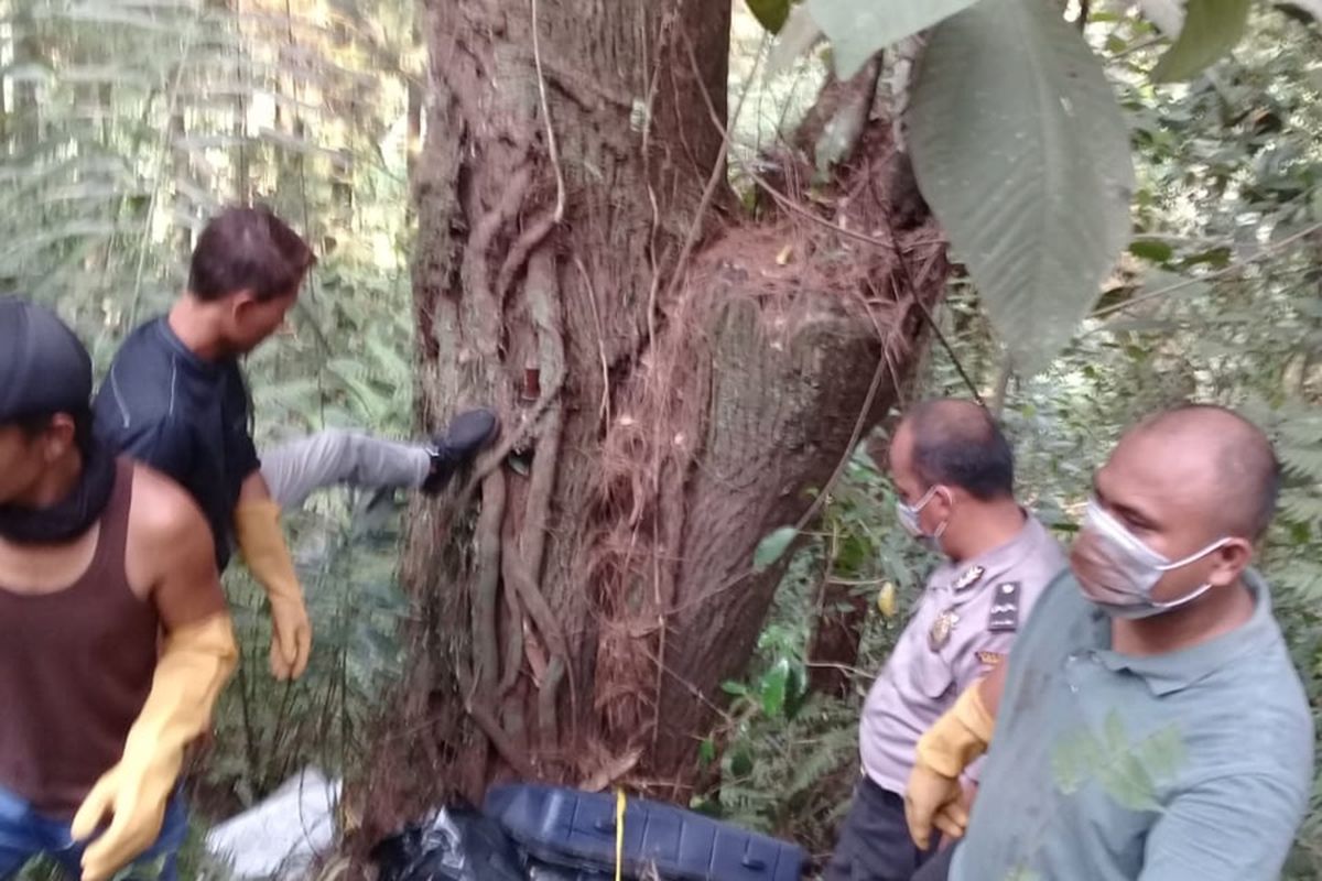 Kapolres Bogor, AKBP Muhammad Joni masih melakukan penyidikan terkait mayat dalam koper yang ditemukan di atas jurang hutan pinus, Kampung Teluk Waru, Desa Curug Bitung, Kecamatan Nanggung, Bogor, Jawa Barat.